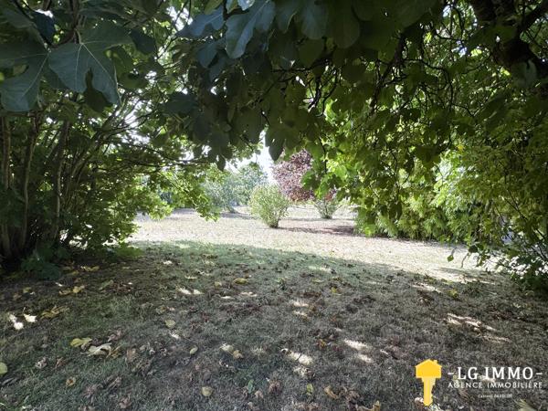 Maison de plain-pied au milieu de son jardin arboré d'arbres fruitiers avec grange de 346 m2