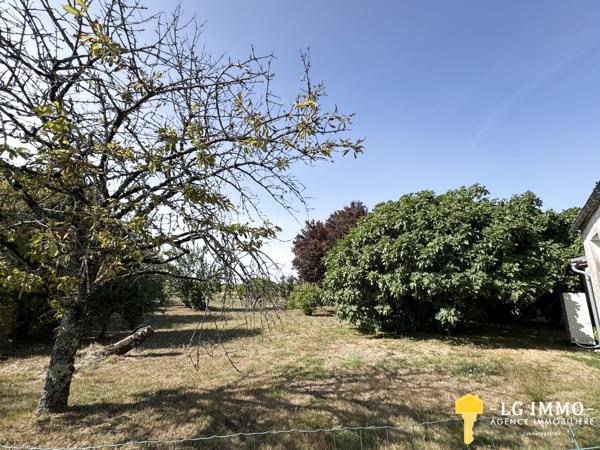 Maison de plain-pied au milieu de son jardin arboré d'arbres fruitiers avec grange de 346 m2