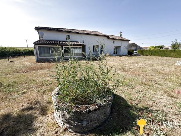 Maison de plain-pied au milieu de son jardin arboré d'arbres fruitiers avec grange de 346 m2