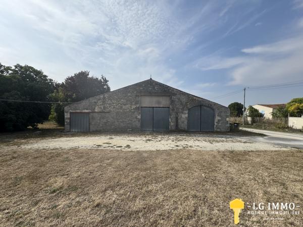 Maison de plain-pied au milieu de son jardin arboré d'arbres fruitiers avec grange de 346 m2