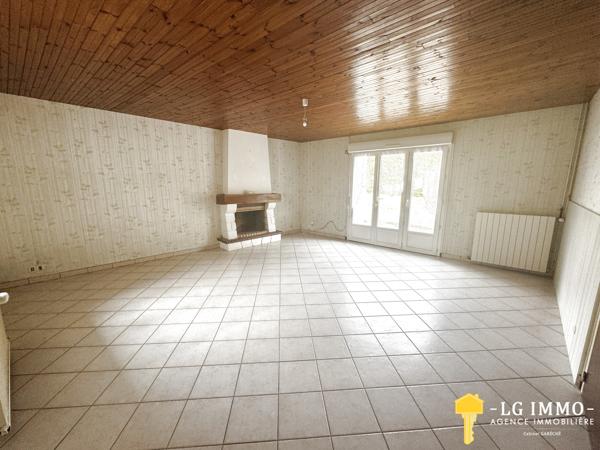 Maison de plain-pied au milieu de son jardin arboré d'arbres fruitiers avec grange de 346 m2