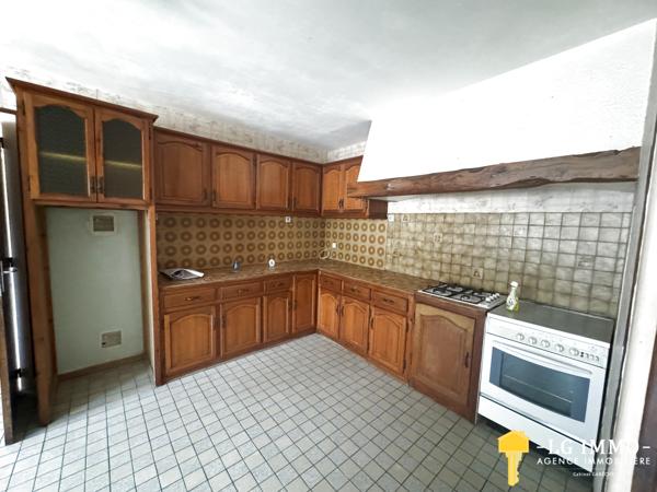Maison de plain-pied au milieu de son jardin arboré d'arbres fruitiers avec grange de 346 m2
