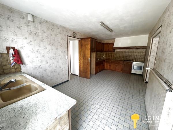 Maison de plain-pied au milieu de son jardin arboré d'arbres fruitiers avec grange de 346 m2