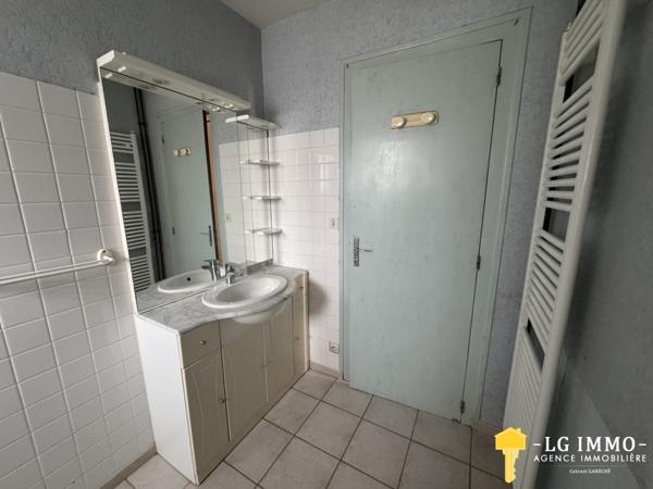 Maison de plain-pied au milieu de son jardin arboré d'arbres fruitiers avec grange de 346 m2