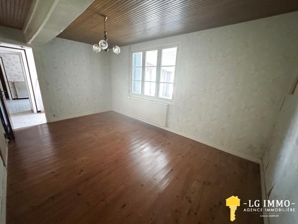 Maison de plain-pied au milieu de son jardin arboré d'arbres fruitiers avec grange de 346 m2
