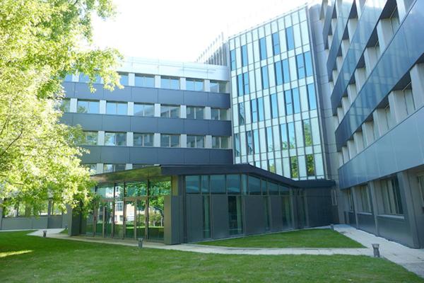 Immeuble de bureaux labellisé - RER A à proximité - Nombreux services - Parkings