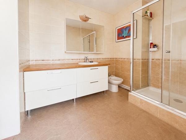 Appartement
         2 pièces
        - 60 m² 490 000 € *