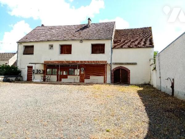 MAISON DE BOURG avec très beau volume et très grande cour