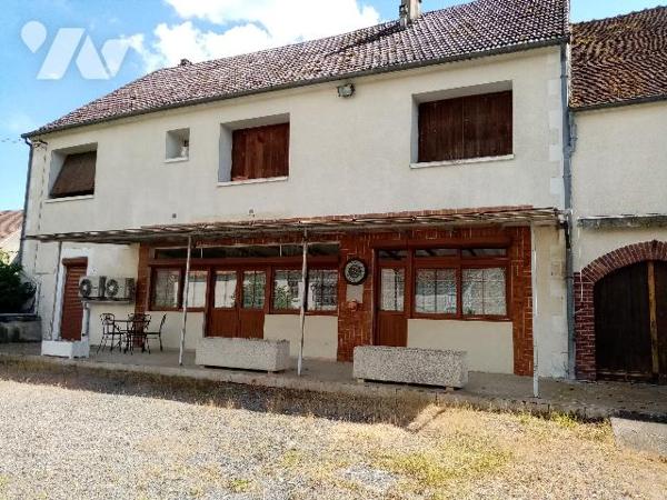 MAISON DE BOURG avec très beau volume et très grande cour
