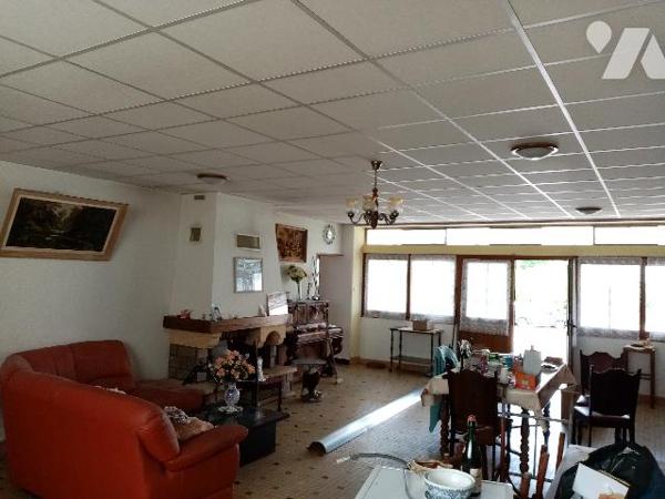 MAISON DE BOURG avec très beau volume et très grande cour