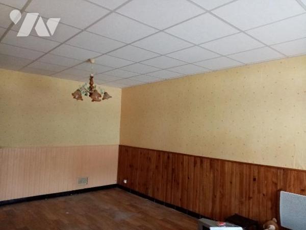 MAISON DE BOURG avec très beau volume et très grande cour