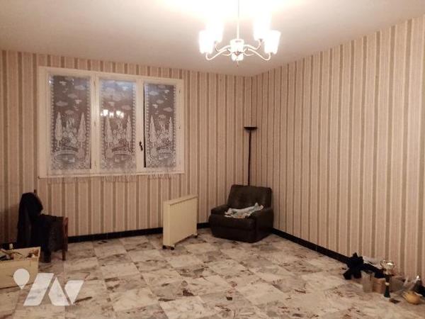 MAISON DE BOURG avec très beau volume et très grande cour