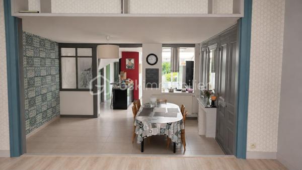 À VENDRE – Maison familiale de 180 m²  de 7 pièces – 5 chambres – Roubaix

Découvrez cette spacieuse maison de 180 m², idéale pour accueillir une grande famille ou pour un projet d'investissement en colocation étudiante grâce à ses beaux volumes et ses cinq chambres.

Au rez-de-chaussée :

- Entrée
- Grand salon lumineux
- Cuisine ouverte
- Salle d'eau
- WC indépendant
- Débarras
- Terrasse et jardin, parfaits pour profiter des beaux jours

Au 1er étage :

- 2 belles chambres
- 2 salles d'eau avec douche

Au 2ᵉ étage :

- 3 chambres supplémentaires

Les atouts du secteur

Située dans un quartier recherché de Roubaix, cette maison bénéficie de la proximité des écoles (de la maternelle au lycée), des commerces, des services et d'un réseau de transports complet avec métro, tramway, bus et gare SNCF, facilitant les déplacements vers Lille et toute la métropole.

Les + de cette maison

- 180 m² habitables
- 5 chambres
- Jardin et terrasse
- Nombreux espaces de rangement
- Idéale pour une grande famille
- Excellent potentiel pour une colocation étudiante ou un investissement locatif

Une belle opportunité à découvrir sans tarder ! Contactez-nous dès aujourd'hui pour organiser une visite.