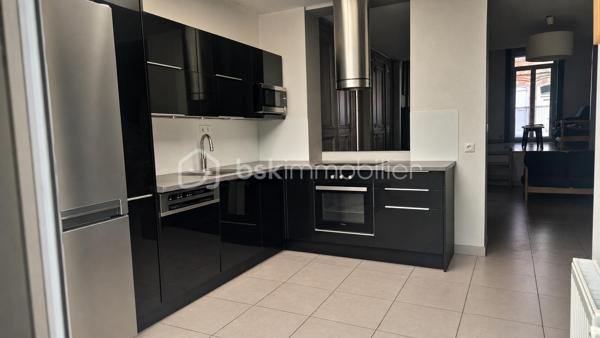 À VENDRE – Maison familiale de 180 m²  de 7 pièces – 5 chambres – Roubaix

Découvrez cette spacieuse maison de 180 m², idéale pour accueillir une grande famille ou pour un projet d'investissement en colocation étudiante grâce à ses beaux volumes et ses cinq chambres.

Au rez-de-chaussée :

- Entrée
- Grand salon lumineux
- Cuisine ouverte
- Salle d'eau
- WC indépendant
- Débarras
- Terrasse et jardin, parfaits pour profiter des beaux jours

Au 1er étage :

- 2 belles chambres
- 2 salles d'eau avec douche

Au 2ᵉ étage :

- 3 chambres supplémentaires

Les atouts du secteur

Située dans un quartier recherché de Roubaix, cette maison bénéficie de la proximité des écoles (de la maternelle au lycée), des commerces, des services et d'un réseau de transports complet avec métro, tramway, bus et gare SNCF, facilitant les déplacements vers Lille et toute la métropole.

Les + de cette maison

- 180 m² habitables
- 5 chambres
- Jardin et terrasse
- Nombreux espaces de rangement
- Idéale pour une grande famille
- Excellent potentiel pour une colocation étudiante ou un investissement locatif

Une belle opportunité à découvrir sans tarder ! Contactez-nous dès aujourd'hui pour organiser une visite.