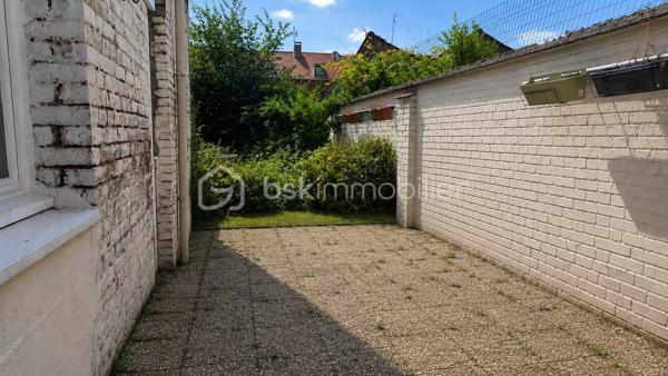 À VENDRE – Maison familiale de 180 m²  de 7 pièces – 5 chambres – Roubaix

Découvrez cette spacieuse maison de 180 m², idéale pour accueillir une grande famille ou pour un projet d'investissement en colocation étudiante grâce à ses beaux volumes et ses cinq chambres.

Au rez-de-chaussée :

- Entrée
- Grand salon lumineux
- Cuisine ouverte
- Salle d'eau
- WC indépendant
- Débarras
- Terrasse et jardin, parfaits pour profiter des beaux jours

Au 1er étage :

- 2 belles chambres
- 2 salles d'eau avec douche

Au 2ᵉ étage :

- 3 chambres supplémentaires

Les atouts du secteur

Située dans un quartier recherché de Roubaix, cette maison bénéficie de la proximité des écoles (de la maternelle au lycée), des commerces, des services et d'un réseau de transports complet avec métro, tramway, bus et gare SNCF, facilitant les déplacements vers Lille et toute la métropole.

Les + de cette maison

- 180 m² habitables
- 5 chambres
- Jardin et terrasse
- Nombreux espaces de rangement
- Idéale pour une grande famille
- Excellent potentiel pour une colocation étudiante ou un investissement locatif

Une belle opportunité à découvrir sans tarder ! Contactez-nous dès aujourd'hui pour organiser une visite.