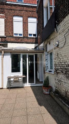 À VENDRE – Maison familiale de 180 m²  de 7 pièces – 5 chambres – Roubaix

Découvrez cette spacieuse maison de 180 m², idéale pour accueillir une grande famille ou pour un projet d'investissement en colocation étudiante grâce à ses beaux volumes et ses cinq chambres.

Au rez-de-chaussée :

- Entrée
- Grand salon lumineux
- Cuisine ouverte
- Salle d'eau
- WC indépendant
- Débarras
- Terrasse et jardin, parfaits pour profiter des beaux jours

Au 1er étage :

- 2 belles chambres
- 2 salles d'eau avec douche

Au 2ᵉ étage :

- 3 chambres supplémentaires

Les atouts du secteur

Située dans un quartier recherché de Roubaix, cette maison bénéficie de la proximité des écoles (de la maternelle au lycée), des commerces, des services et d'un réseau de transports complet avec métro, tramway, bus et gare SNCF, facilitant les déplacements vers Lille et toute la métropole.

Les + de cette maison

- 180 m² habitables
- 5 chambres
- Jardin et terrasse
- Nombreux espaces de rangement
- Idéale pour une grande famille
- Excellent potentiel pour une colocation étudiante ou un investissement locatif

Une belle opportunité à découvrir sans tarder ! Contactez-nous dès aujourd'hui pour organiser une visite.