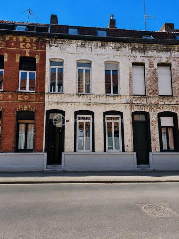 À VENDRE – Maison familiale de 180 m²  de 7 pièces – 5 chambres – Roubaix

Découvrez cette spacieuse maison de 180 m², idéale pour accueillir une grande famille ou pour un projet d'investissement en colocation étudiante grâce à ses beaux volumes et ses cinq chambres.

Au rez-de-chaussée :

- Entrée
- Grand salon lumineux
- Cuisine ouverte
- Salle d'eau
- WC indépendant
- Débarras
- Terrasse et jardin, parfaits pour profiter des beaux jours

Au 1er étage :

- 2 belles chambres
- 2 salles d'eau avec douche

Au 2ᵉ étage :

- 3 chambres supplémentaires

Les atouts du secteur

Située dans un quartier recherché de Roubaix, cette maison bénéficie de la proximité des écoles (de la maternelle au lycée), des commerces, des services et d'un réseau de transports complet avec métro, tramway, bus et gare SNCF, facilitant les déplacements vers Lille et toute la métropole.

Les + de cette maison

- 180 m² habitables
- 5 chambres
- Jardin et terrasse
- Nombreux espaces de rangement
- Idéale pour une grande famille
- Excellent potentiel pour une colocation étudiante ou un investissement locatif

Une belle opportunité à découvrir sans tarder ! Contactez-nous dès aujourd'hui pour organiser une visite.