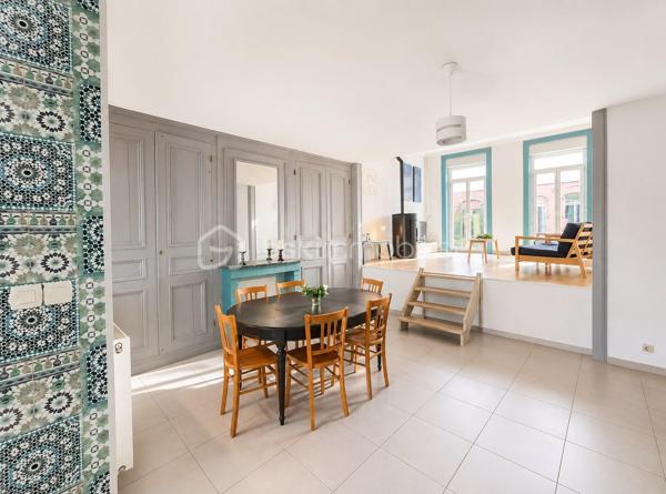 À VENDRE – Maison familiale de 180 m²  de 7 pièces – 5 chambres – Roubaix

Découvrez cette spacieuse maison de 180 m², idéale pour accueillir une grande famille ou pour un projet d'investissement en colocation étudiante grâce à ses beaux volumes et ses cinq chambres.

Au rez-de-chaussée :

- Entrée
- Grand salon lumineux
- Cuisine ouverte
- Salle d'eau
- WC indépendant
- Débarras
- Terrasse et jardin, parfaits pour profiter des beaux jours

Au 1er étage :

- 2 belles chambres
- 2 salles d'eau avec douche

Au 2ᵉ étage :

- 3 chambres supplémentaires

Les atouts du secteur

Située dans un quartier recherché de Roubaix, cette maison bénéficie de la proximité des écoles (de la maternelle au lycée), des commerces, des services et d'un réseau de transports complet avec métro, tramway, bus et gare SNCF, facilitant les déplacements vers Lille et toute la métropole.

Les + de cette maison

- 180 m² habitables
- 5 chambres
- Jardin et terrasse
- Nombreux espaces de rangement
- Idéale pour une grande famille
- Excellent potentiel pour une colocation étudiante ou un investissement locatif

Une belle opportunité à découvrir sans tarder ! Contactez-nous dès aujourd'hui pour organiser une visite.