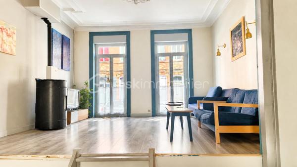 À VENDRE – Maison familiale de 180 m²  de 7 pièces – 5 chambres – Roubaix

Découvrez cette spacieuse maison de 180 m², idéale pour accueillir une grande famille ou pour un projet d'investissement en colocation étudiante grâce à ses beaux volumes et ses cinq chambres.

Au rez-de-chaussée :

- Entrée
- Grand salon lumineux
- Cuisine ouverte
- Salle d'eau
- WC indépendant
- Débarras
- Terrasse et jardin, parfaits pour profiter des beaux jours

Au 1er étage :

- 2 belles chambres
- 2 salles d'eau avec douche

Au 2ᵉ étage :

- 3 chambres supplémentaires

Les atouts du secteur

Située dans un quartier recherché de Roubaix, cette maison bénéficie de la proximité des écoles (de la maternelle au lycée), des commerces, des services et d'un réseau de transports complet avec métro, tramway, bus et gare SNCF, facilitant les déplacements vers Lille et toute la métropole.

Les + de cette maison

- 180 m² habitables
- 5 chambres
- Jardin et terrasse
- Nombreux espaces de rangement
- Idéale pour une grande famille
- Excellent potentiel pour une colocation étudiante ou un investissement locatif

Une belle opportunité à découvrir sans tarder ! Contactez-nous dès aujourd'hui pour organiser une visite.