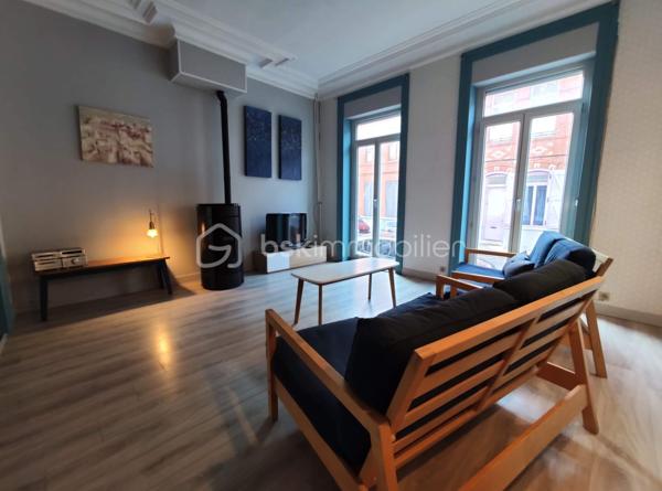 À VENDRE – Maison familiale de 180 m²  de 7 pièces – 5 chambres – Roubaix

Découvrez cette spacieuse maison de 180 m², idéale pour accueillir une grande famille ou pour un projet d'investissement en colocation étudiante grâce à ses beaux volumes et ses cinq chambres.

Au rez-de-chaussée :

- Entrée
- Grand salon lumineux
- Cuisine ouverte
- Salle d'eau
- WC indépendant
- Débarras
- Terrasse et jardin, parfaits pour profiter des beaux jours

Au 1er étage :

- 2 belles chambres
- 2 salles d'eau avec douche

Au 2ᵉ étage :

- 3 chambres supplémentaires

Les atouts du secteur

Située dans un quartier recherché de Roubaix, cette maison bénéficie de la proximité des écoles (de la maternelle au lycée), des commerces, des services et d'un réseau de transports complet avec métro, tramway, bus et gare SNCF, facilitant les déplacements vers Lille et toute la métropole.

Les + de cette maison

- 180 m² habitables
- 5 chambres
- Jardin et terrasse
- Nombreux espaces de rangement
- Idéale pour une grande famille
- Excellent potentiel pour une colocation étudiante ou un investissement locatif

Une belle opportunité à découvrir sans tarder ! Contactez-nous dès aujourd'hui pour organiser une visite.