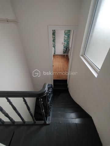 À VENDRE – Maison familiale de 180 m²  de 7 pièces – 5 chambres – Roubaix

Découvrez cette spacieuse maison de 180 m², idéale pour accueillir une grande famille ou pour un projet d'investissement en colocation étudiante grâce à ses beaux volumes et ses cinq chambres.

Au rez-de-chaussée :

- Entrée
- Grand salon lumineux
- Cuisine ouverte
- Salle d'eau
- WC indépendant
- Débarras
- Terrasse et jardin, parfaits pour profiter des beaux jours

Au 1er étage :

- 2 belles chambres
- 2 salles d'eau avec douche

Au 2ᵉ étage :

- 3 chambres supplémentaires

Les atouts du secteur

Située dans un quartier recherché de Roubaix, cette maison bénéficie de la proximité des écoles (de la maternelle au lycée), des commerces, des services et d'un réseau de transports complet avec métro, tramway, bus et gare SNCF, facilitant les déplacements vers Lille et toute la métropole.

Les + de cette maison

- 180 m² habitables
- 5 chambres
- Jardin et terrasse
- Nombreux espaces de rangement
- Idéale pour une grande famille
- Excellent potentiel pour une colocation étudiante ou un investissement locatif

Une belle opportunité à découvrir sans tarder ! Contactez-nous dès aujourd'hui pour organiser une visite.