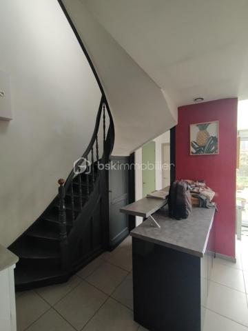 À VENDRE – Maison familiale de 180 m²  de 7 pièces – 5 chambres – Roubaix

Découvrez cette spacieuse maison de 180 m², idéale pour accueillir une grande famille ou pour un projet d'investissement en colocation étudiante grâce à ses beaux volumes et ses cinq chambres.

Au rez-de-chaussée :

- Entrée
- Grand salon lumineux
- Cuisine ouverte
- Salle d'eau
- WC indépendant
- Débarras
- Terrasse et jardin, parfaits pour profiter des beaux jours

Au 1er étage :

- 2 belles chambres
- 2 salles d'eau avec douche

Au 2ᵉ étage :

- 3 chambres supplémentaires

Les atouts du secteur

Située dans un quartier recherché de Roubaix, cette maison bénéficie de la proximité des écoles (de la maternelle au lycée), des commerces, des services et d'un réseau de transports complet avec métro, tramway, bus et gare SNCF, facilitant les déplacements vers Lille et toute la métropole.

Les + de cette maison

- 180 m² habitables
- 5 chambres
- Jardin et terrasse
- Nombreux espaces de rangement
- Idéale pour une grande famille
- Excellent potentiel pour une colocation étudiante ou un investissement locatif

Une belle opportunité à découvrir sans tarder ! Contactez-nous dès aujourd'hui pour organiser une visite.
