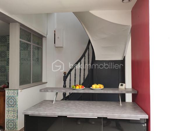 À VENDRE – Maison familiale de 180 m²  de 7 pièces – 5 chambres – Roubaix

Découvrez cette spacieuse maison de 180 m², idéale pour accueillir une grande famille ou pour un projet d'investissement en colocation étudiante grâce à ses beaux volumes et ses cinq chambres.

Au rez-de-chaussée :

- Entrée
- Grand salon lumineux
- Cuisine ouverte
- Salle d'eau
- WC indépendant
- Débarras
- Terrasse et jardin, parfaits pour profiter des beaux jours

Au 1er étage :

- 2 belles chambres
- 2 salles d'eau avec douche

Au 2ᵉ étage :

- 3 chambres supplémentaires

Les atouts du secteur

Située dans un quartier recherché de Roubaix, cette maison bénéficie de la proximité des écoles (de la maternelle au lycée), des commerces, des services et d'un réseau de transports complet avec métro, tramway, bus et gare SNCF, facilitant les déplacements vers Lille et toute la métropole.

Les + de cette maison

- 180 m² habitables
- 5 chambres
- Jardin et terrasse
- Nombreux espaces de rangement
- Idéale pour une grande famille
- Excellent potentiel pour une colocation étudiante ou un investissement locatif

Une belle opportunité à découvrir sans tarder ! Contactez-nous dès aujourd'hui pour organiser une visite.