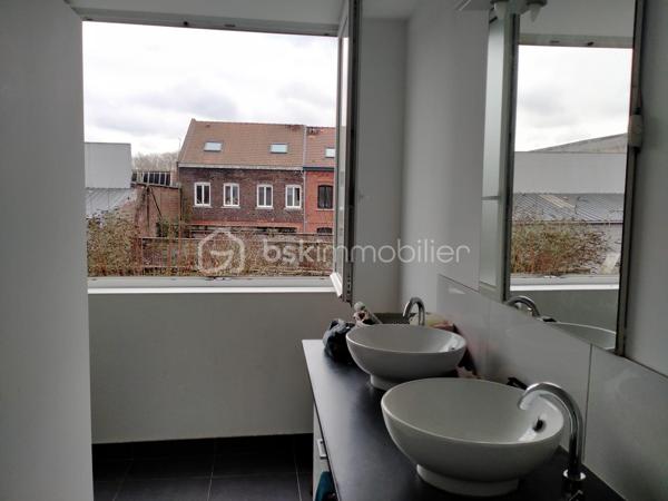 À VENDRE – Maison familiale de 180 m²  de 7 pièces – 5 chambres – Roubaix

Découvrez cette spacieuse maison de 180 m², idéale pour accueillir une grande famille ou pour un projet d'investissement en colocation étudiante grâce à ses beaux volumes et ses cinq chambres.

Au rez-de-chaussée :

- Entrée
- Grand salon lumineux
- Cuisine ouverte
- Salle d'eau
- WC indépendant
- Débarras
- Terrasse et jardin, parfaits pour profiter des beaux jours

Au 1er étage :

- 2 belles chambres
- 2 salles d'eau avec douche

Au 2ᵉ étage :

- 3 chambres supplémentaires

Les atouts du secteur

Située dans un quartier recherché de Roubaix, cette maison bénéficie de la proximité des écoles (de la maternelle au lycée), des commerces, des services et d'un réseau de transports complet avec métro, tramway, bus et gare SNCF, facilitant les déplacements vers Lille et toute la métropole.

Les + de cette maison

- 180 m² habitables
- 5 chambres
- Jardin et terrasse
- Nombreux espaces de rangement
- Idéale pour une grande famille
- Excellent potentiel pour une colocation étudiante ou un investissement locatif

Une belle opportunité à découvrir sans tarder ! Contactez-nous dès aujourd'hui pour organiser une visite.