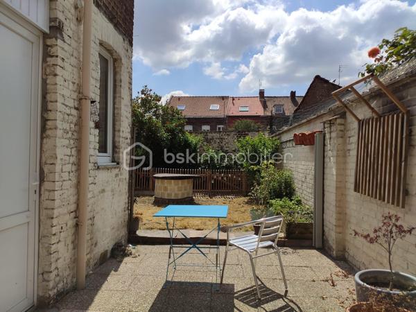 À VENDRE – Maison familiale de 180 m²  de 7 pièces – 5 chambres – Roubaix

Découvrez cette spacieuse maison de 180 m², idéale pour accueillir une grande famille ou pour un projet d'investissement en colocation étudiante grâce à ses beaux volumes et ses cinq chambres.

Au rez-de-chaussée :

- Entrée
- Grand salon lumineux
- Cuisine ouverte
- Salle d'eau
- WC indépendant
- Débarras
- Terrasse et jardin, parfaits pour profiter des beaux jours

Au 1er étage :

- 2 belles chambres
- 2 salles d'eau avec douche

Au 2ᵉ étage :

- 3 chambres supplémentaires

Les atouts du secteur

Située dans un quartier recherché de Roubaix, cette maison bénéficie de la proximité des écoles (de la maternelle au lycée), des commerces, des services et d'un réseau de transports complet avec métro, tramway, bus et gare SNCF, facilitant les déplacements vers Lille et toute la métropole.

Les + de cette maison

- 180 m² habitables
- 5 chambres
- Jardin et terrasse
- Nombreux espaces de rangement
- Idéale pour une grande famille
- Excellent potentiel pour une colocation étudiante ou un investissement locatif

Une belle opportunité à découvrir sans tarder ! Contactez-nous dès aujourd'hui pour organiser une visite.