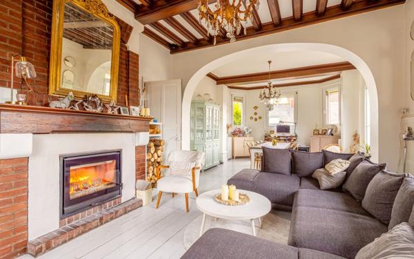 Maison à vendre    8 pièces •  Rue