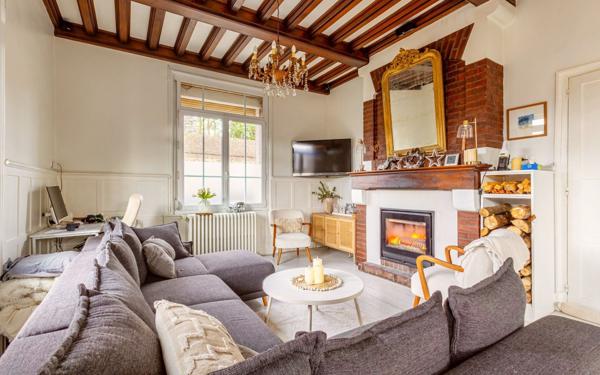 Maison à vendre    8 pièces •  Rue