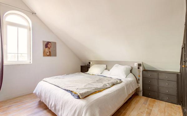 Maison à vendre    8 pièces •  Rue