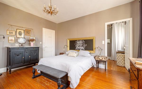 Maison à vendre    8 pièces •  Rue