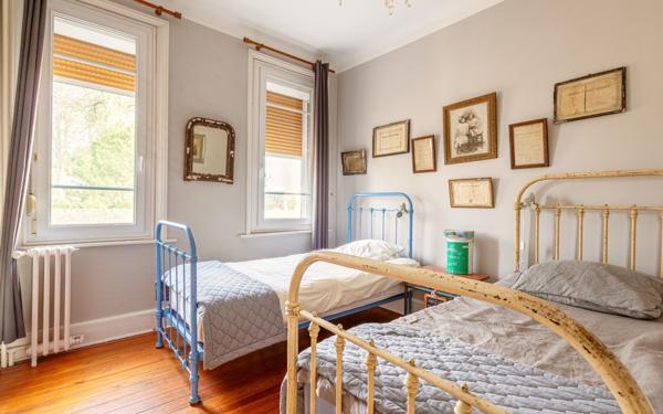 Maison à vendre    8 pièces •  Rue