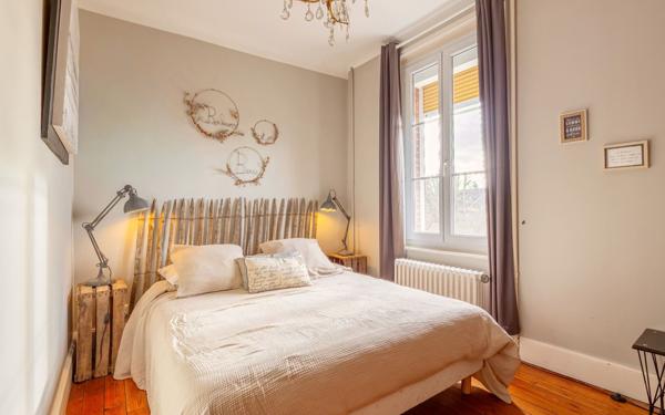 Maison à vendre    8 pièces •  Rue