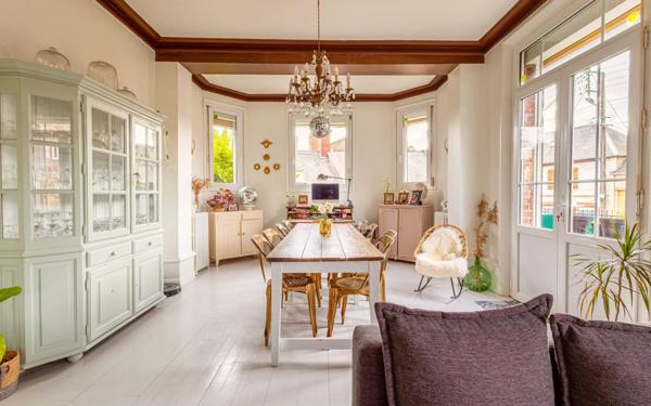 Maison à vendre    8 pièces •  Rue