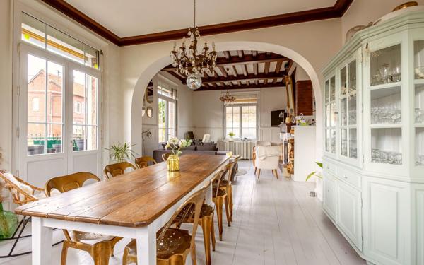 Maison à vendre    8 pièces •  Rue