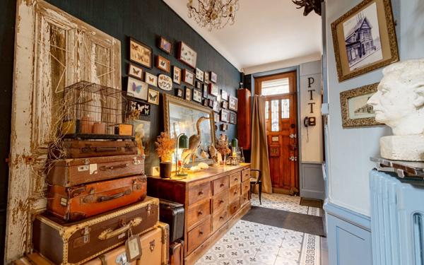 Maison à vendre    8 pièces •  Rue