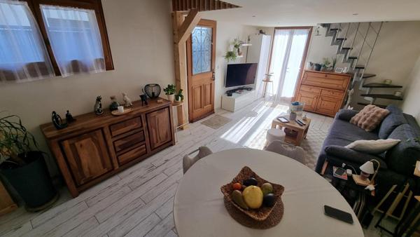 Maison de 1960  de 48 m² habitables et 27 m² au sol au 1er étage espaces bien optimisés sur un terrain clos de 496 m²
