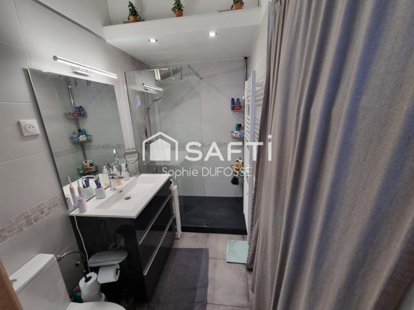 Maison de 1960  de 48 m² habitables et 27 m² au sol au 1er étage espaces bien optimisés sur un terrain clos de 496 m²