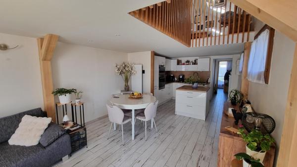 Maison de 1960  de 48 m² habitables et 27 m² au sol au 1er étage espaces bien optimisés sur un terrain clos de 496 m²