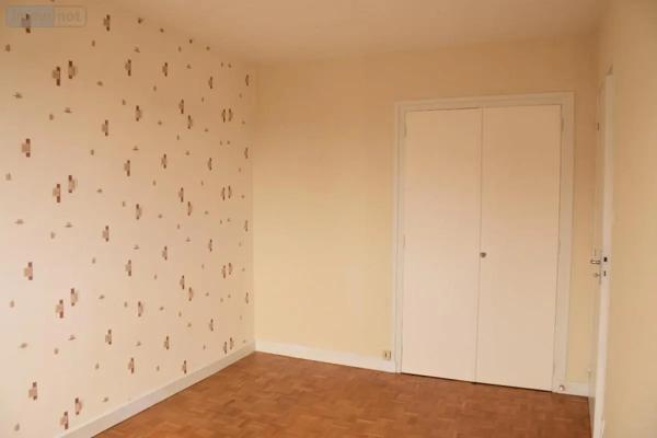 Location - Appartement Bourg-en-Bresse 01000 4 pièces 85 m 2