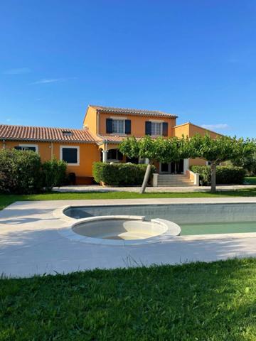 Maison à vendre    5 pièces •  Entraigues-sur-la-Sorgue