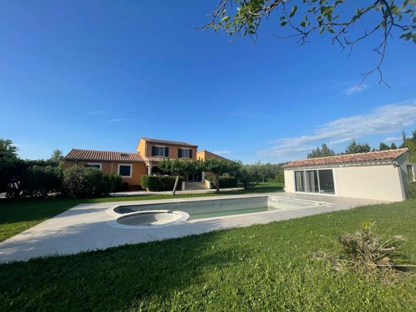 Maison à vendre    5 pièces •  Entraigues-sur-la-Sorgue