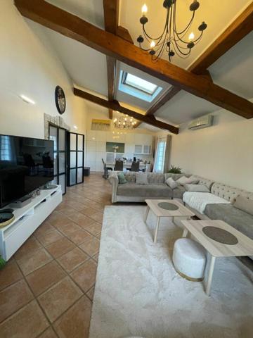 Maison à vendre    5 pièces •  Entraigues-sur-la-Sorgue