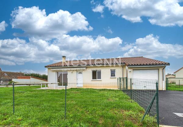 Maison de plain-pied à vendre à Jussac - 4 pièces, 3 chambres, jardin et garage.
