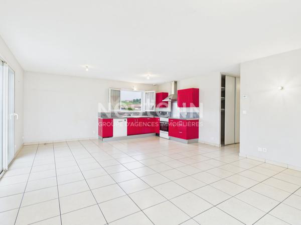 Maison de plain-pied à vendre à Jussac - 4 pièces, 3 chambres, jardin et garage.