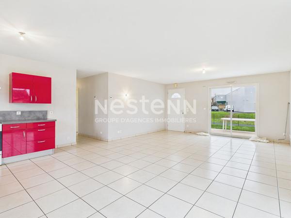 Maison de plain-pied à vendre à Jussac - 4 pièces, 3 chambres, jardin et garage.