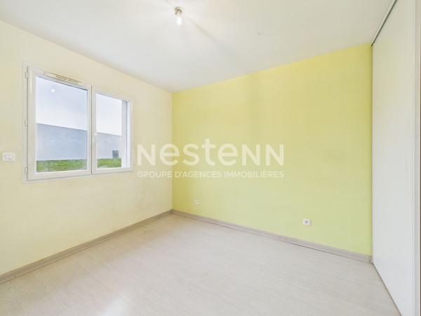 Maison de plain-pied à vendre à Jussac - 4 pièces, 3 chambres, jardin et garage.