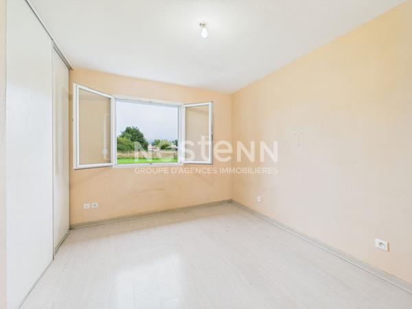 Maison de plain-pied à vendre à Jussac - 4 pièces, 3 chambres, jardin et garage.